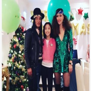 太美！任达华庆结婚19年 12岁女儿长腿抢镜