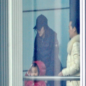 “万人迷”陈好带俩娃离京 机场坐“专车”保姆随行