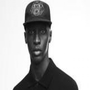 纪梵希推出全新罗威纳犬印花系列