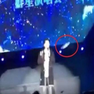 王力宏商演遇袭击 惨遭矿泉水瓶猛击腹部