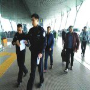 青年负气离家到贵阳打工 老板拿万元让他回家探亲