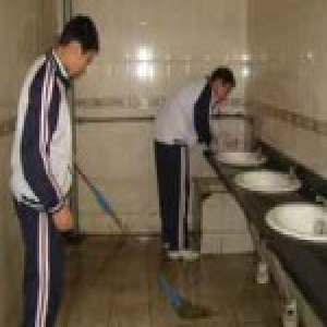 青岛某学院安排学生扫厕所 表现好可领奖金