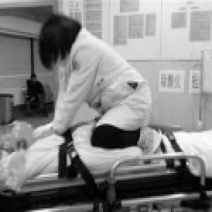 女医生跪在急行担架上做胸外按压：不想浪费半分钟