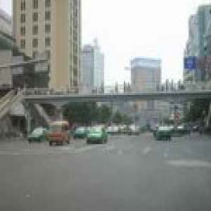 广西女子爬20多米高天桥欲轻生 警察扑上去解救