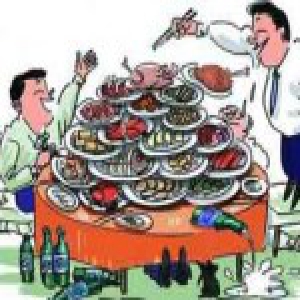 江西上饶一官员违规吃请 自带酒水也让企业买单