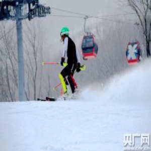 中国吉林国际雾凇冰雪节开幕 赏雾凇戏冰雪泡温泉天天过大年（图）