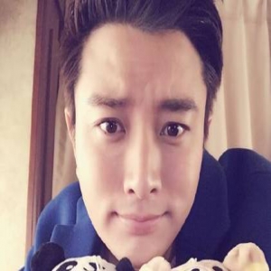 贾乃亮晒逗比照 网友：又被甜馨嫌弃了吧？