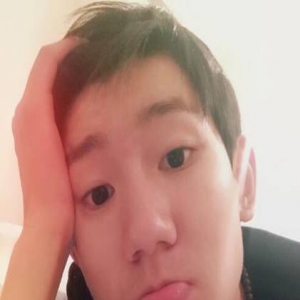 王源卖萌自拍：分享一个会铺床的帅小源