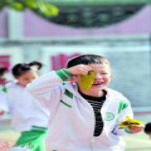 小学“长短课”最短20分钟 孩子捡树叶上四门课