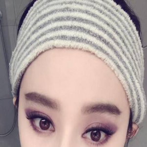 范冰冰卸妆前不忘臭美 却被网友抓包：门都P歪了(图)