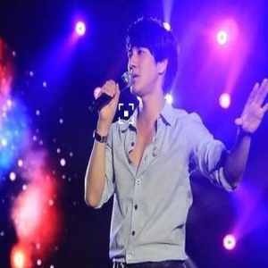 心疼！南京疯狂粉丝矿泉水瓶扔腹部 王力宏痛弯腰