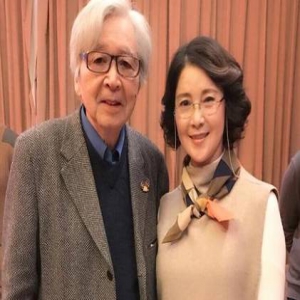 李小璐妈妈与山田洋次合影 温柔婉约气质佳(图)
