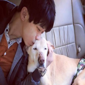 光良15年爱犬离世：你离开前还努力忍痛等我回来…