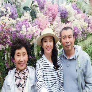 李冰冰罕见晒全家福，爸爸妈妈颜值超高
