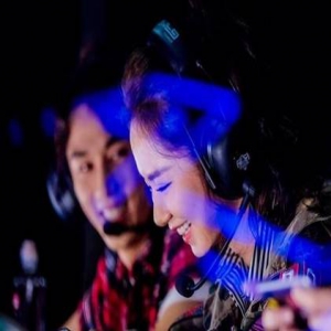 网瘾夫妇！戚薇李承铉联手打电竞 忙炫技不忘撒狗粮