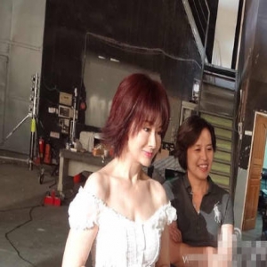 71岁潘迎紫曲线傲人 穿蕾丝抹胸短裙跳舞