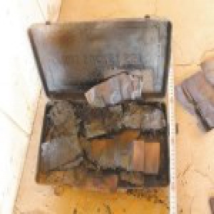 老汉将救命钱藏在草堆 妻子不慎将草堆点燃钱被付之一炬