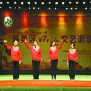 14位大妈组法治文艺宣传队 自编自演无偿演出