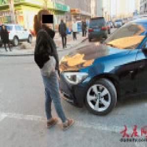 东北2名女子因抢车位发生争吵 穿貂女不让宝马女