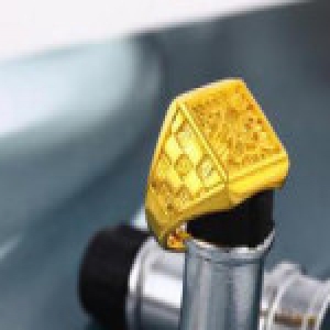 男子用镀金戒指骗典当行1.8万余元 获刑8个月