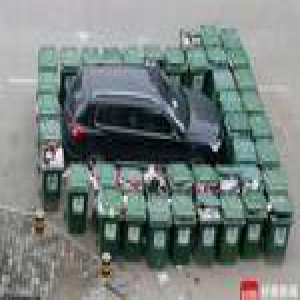 车主乱停车 环卫大爷摆“垃圾桶阵”围堵(图)