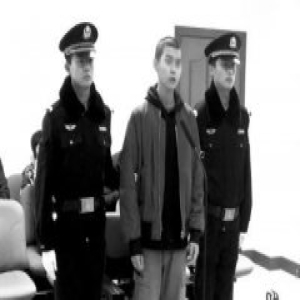 艺校生和女友在出租房内吸毒：对睡眠有好处