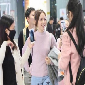 邓紫棋少女装扮现身机场 不穿皮裤的她还是暴露了…