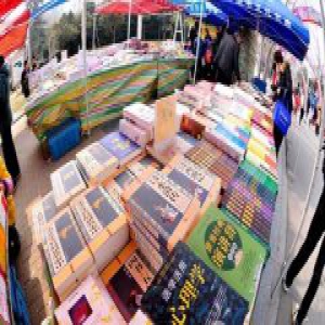 高校正版教材实在太贵 复印教材“省钱又及时”