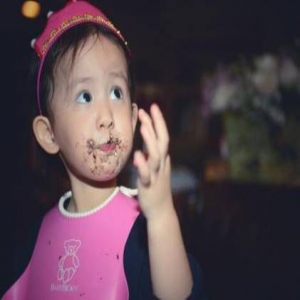 黄磊的小女儿三岁啦！多多亲吻妹妹画面超有爱