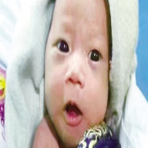 1个月大女婴凌晨被弃海口街头 身上只裹一条围巾