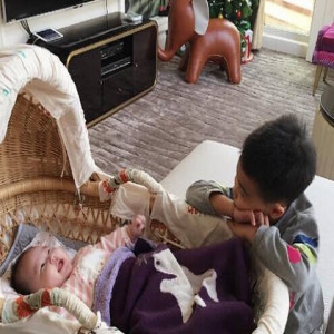 赵文卓老婆一人带仨娃 感慨孩子们都很懂事