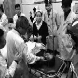 工人浇铸水泥杆时出意外 一米长钢筋穿过脸部