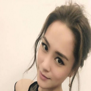 瘦了20斤的阿娇连晒美照 香肩外露性感十足(图)