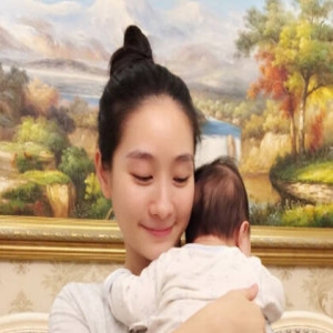 “安陵容”晒女儿百天照 素颜出镜的她也很美(图)