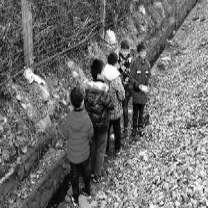 火车驶来6名小学生铁轨上玩耍 民警飞身推开6人