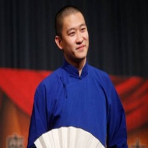 新恋情曝光？曹云金与辣妹十指紧扣甜蜜相依