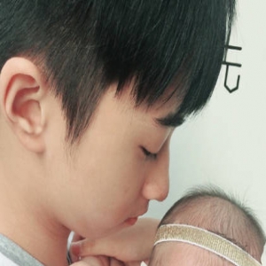 伊能静晒儿子抱着女儿照片：全世界最好的哥哥