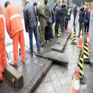 杭州一货车行至西湖撞坏古桥护栏