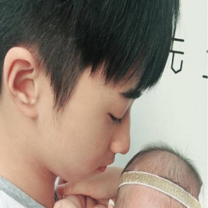 伊能静儿子抱米粒入睡 哥哥看妹妹的眼神甜炸了