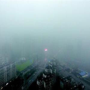 新华时评：雾霾爆表停课慢三拍是失职行为