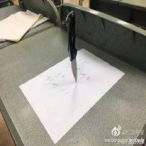 成都高校惊现用刀子占座 纸上留言:占座!勿动!