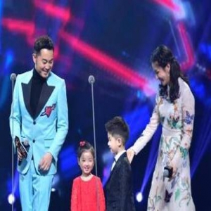 太般配！哑嗓歌王安吉与即兴歌后阿拉蕾同台了……