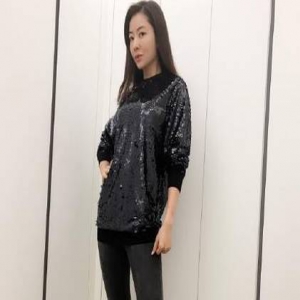 熊黛林踮脚拍照秀长腿 网友：给腿短的留点活路