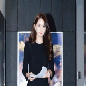 迷人！林允儿穿黑色短裙 工作专注尽显女人味