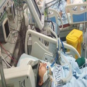 女生坠床昏迷想领师生捐款 学校：先签免责协议