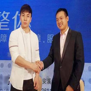 人气爆棚！释小龙出席活动 场面火热遭千人围堵