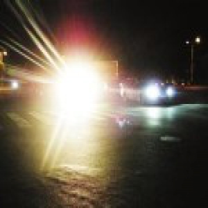 男子凌晨遇抢劫 朋友车上远光灯扫过来吓跑歹徒