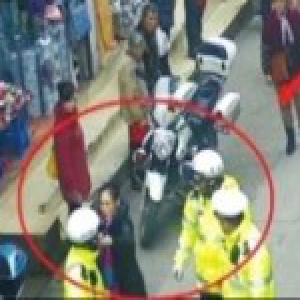 女子违停不听劝挥拳打协警 丈夫系当地官员