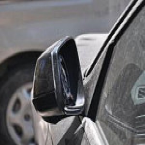 西安男子撬豪车后视镜留条要钱 离开时撞上车主