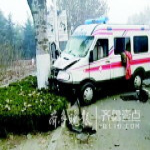 山东一救护车雾霾中撞树 转院患者不幸身亡